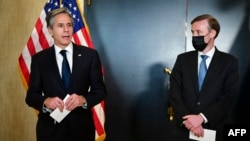 美国国务卿安布林肯(左)和国家安全顾问沙利文(右)3月18日在结束与中国代表的会谈后与媒体见面。