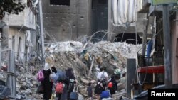 နေရပ်စွန့်ခွါထွက်ပြေးနေကြရတဲ့ ပါလက်စတိုင်းများ။