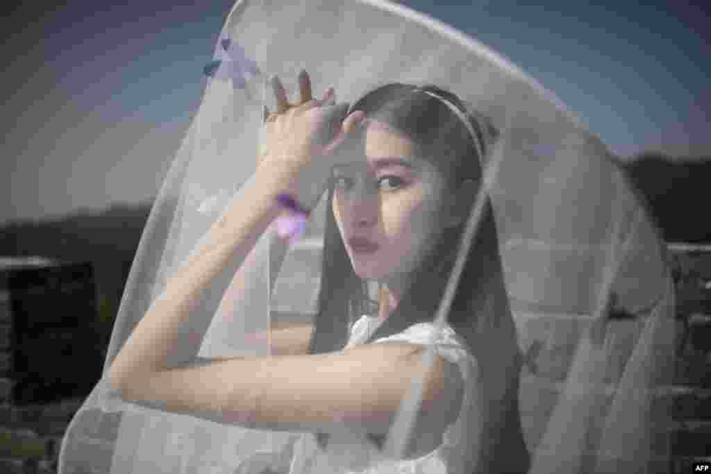 2018年9月20日,北京郊区八达岭长城上的皮尔·卡丹中国传奇40周年时装秀,模特走在长城上。