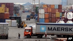 资料照片:印度孟买港的集装箱码头(2017年6月29日)