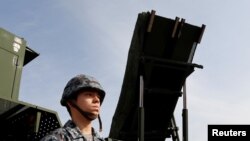 一名日本陆上自卫队成员站在PAC-3导弹拦截器前。(2018年1月18日)