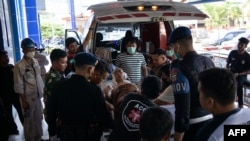 2023年12月24日,一名在印度尼西亚中苏拉威西省莫罗瓦利工业园印尼青山不锈钢冶炼厂镍冶炼炉爆炸中受伤的中国工人被送往中苏拉威西省莫罗瓦利地区综合医院。(照片来源:法新社)