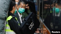 香港壹周刊创办人黎智英前去乘坐监狱面包车准备离开终审法庭(2021年2月1日)