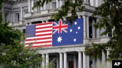 资料照片-澳大利亚总理莫里森访美前夕,白宫艾森豪威尔行政办公楼悬挂的美国和澳大利亚国旗。(2019年9月17日)