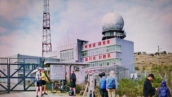 大帽山雷達站新增「能打仗 打胜仗」簡體字標語,行山人士紛紛舉機拍攝。(香港蘋果日報 2021年1月16日)