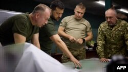 泽连斯基总统2023年9月5日与2月8日被提拔乌克兰武装部队总司令的奥列克桑德尔·西尔斯基(Oleksandr Syrskyi)(左)在讨论进攻行动。