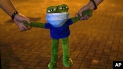 香港示威者组成的人链中有一只佩佩蛙抗议政府的禁蒙面法。(2019年10月18日)