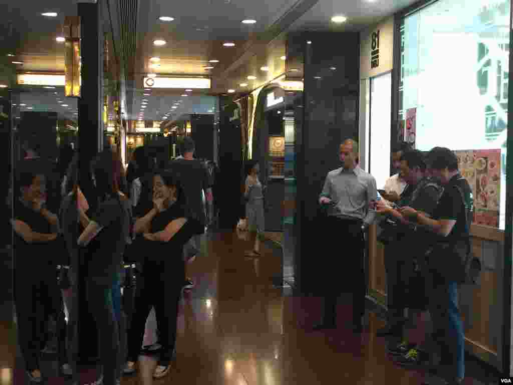 朝鲜＂脱北者＂滞留韩国驻港总领馆（美国之音海彦拍摄） 