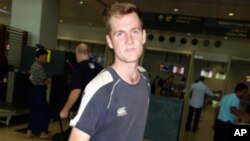 ပြည်နှင်ဒဏ်ခံရတဲ့ DVB သတင်းထောက် ရန်ကုန် အပြည်ပြည်ဆိုင်ရာလေဆိပ်က ထွက်ခွာ။ (မေ ၈၊ ၂၀၁၄)။