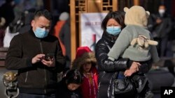 资料照:2023年1月17日,一家人参观北京热门旅游景点前门步行街。