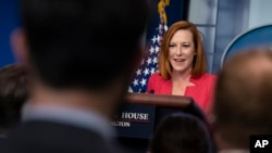 白宫发言人莎琪2021年9月27日在记者会上回答记者的提问(美联社)。