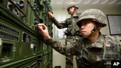 8日在韩朝边境附近的韩国涟川郡,韩国士兵调试用来进行宣传广播的设备。周五被认为是朝鲜领导人金正恩的生日,这一天,韩国通过向朝鲜广播反平壤的宣传内容来回应其核试验行为。