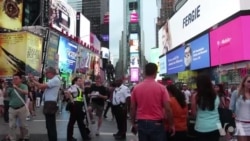 时报广场上演习近平关笼子行为艺术 时报广场上演习近平关笼子行为艺术