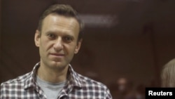 俄罗反对派纳瓦尔尼2021年2月20日在莫斯科一家法院的被告席上,被控罪名是诽谤俄罗斯二战老兵。