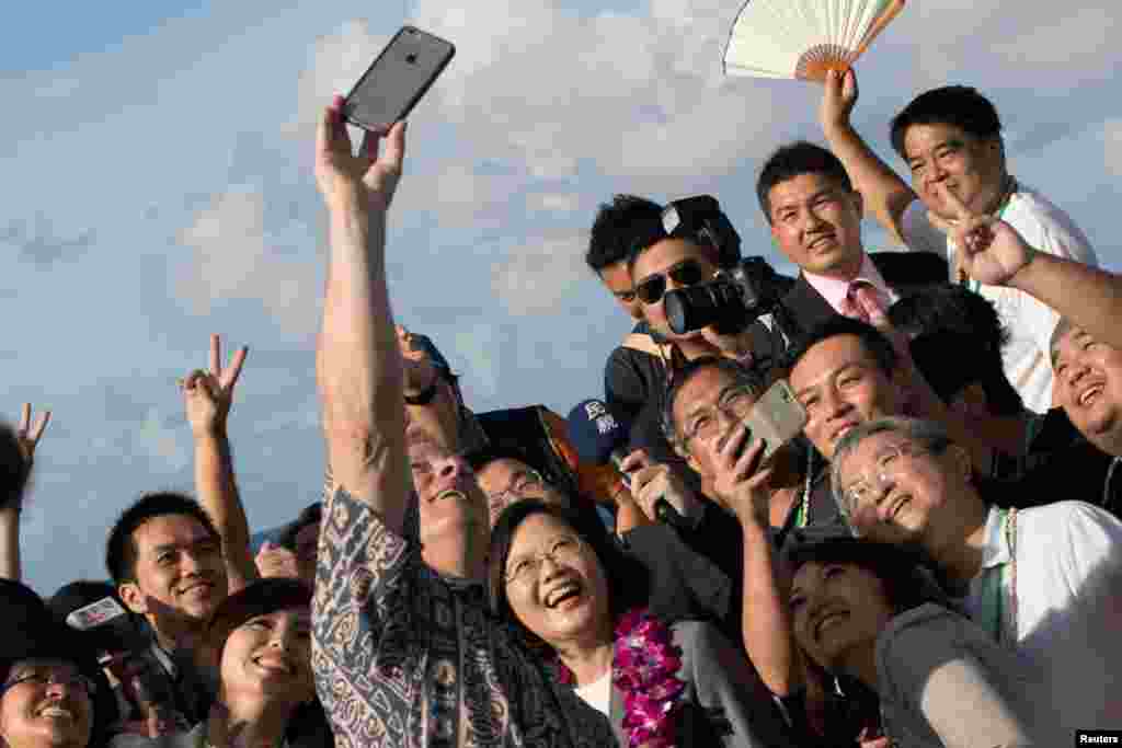 关岛副总督特诺里奥在欢迎台湾总统蔡英文和她的代表团之际自拍(2017年11月3日)