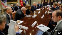 美国总统唐纳德•川普会晤美国汽车制造业三巨头的首席执行官,敦促他们在美国扩展生产制造工作,而不是在海外(2017年1月24日)。此次与通用汽车、福特以及菲亚特-克莱斯勒公司领导者的会面是川普连续第二天号召顶尖企业的领导者们前往白宫开会,为美国制造业创造更多工作岗位。