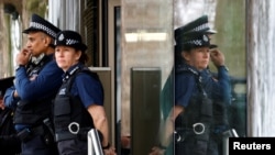 资料照:2023年3月21日,英国伦敦,警察站在伦敦警察厅总部新苏格兰场外。