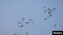 空投人道救援物资进入加沙地带。(路透社2024年4月21日)