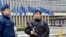Cảnh sát tuần tra bên ngoài tòa nhà của Ủy hội châu Âu ở Brussels, Bỉ, sau khi một quả bom phát nổ gần đó. 