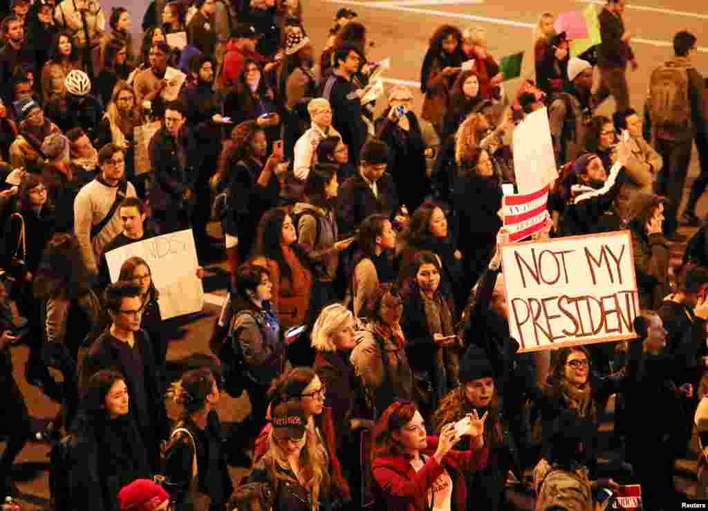 抗议川普当选者在芝加哥示威，有人举着标语&ldquo;不是我的总统&rdquo;（2016年11月9日）