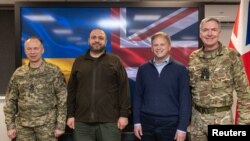 英国武装部队国防参谋长(Chief of the Defense Staff)托尼·拉达金(Tony Radakin)、英国国防大臣格兰特·沙普斯(Grant Shapps)、乌克兰国防部长鲁斯捷姆·乌梅罗夫(Rustem Umerov)和乌克兰武装部队总司令奥列克桑德尔·瑟尔斯基(Oleksandr Syrskyi)2024年3月7日在基辅会晤(从右至左)