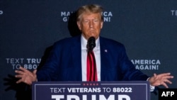 资料照片:前总统特朗普在新罕布什尔州的一次竞选活动上讲话。(2023年8月8日)