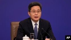 资料照:中国财政部长蓝佛安