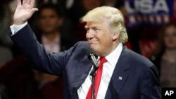 美国当选总统川普在俄亥俄州辛辛那提对群众挥手和微笑(2016年12月1日)