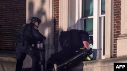 纽约警察经云梯从窗户进入哥伦比亚大学一座教学楼清场,并逮捕占领这座建筑物的示威学生。(法新社)