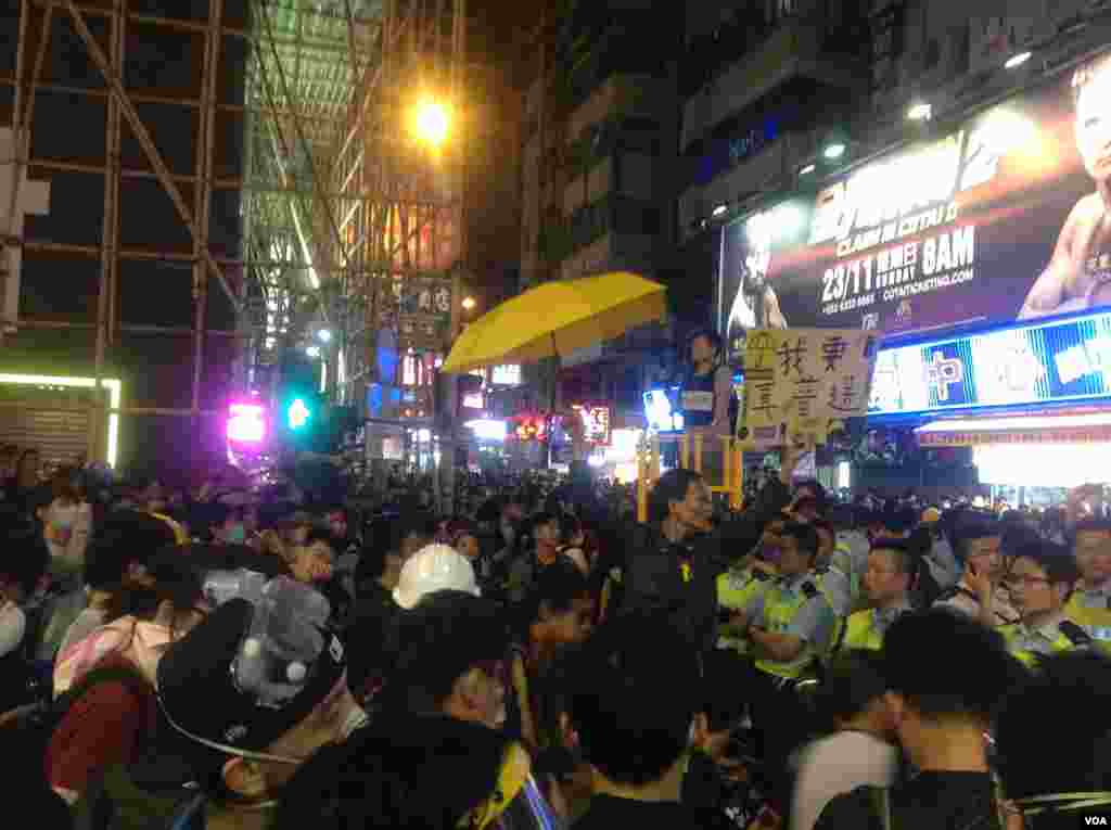 大批市民连续第二晚在旺角与警方“巷战” （美国之音海彦拍摄 ）