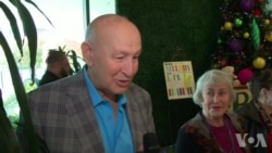 洛杉矶的编织奇迹:退休老人为生病的孩子编织礼物 洛杉矶的编织奇迹:退休老人为生病的孩子编织礼物