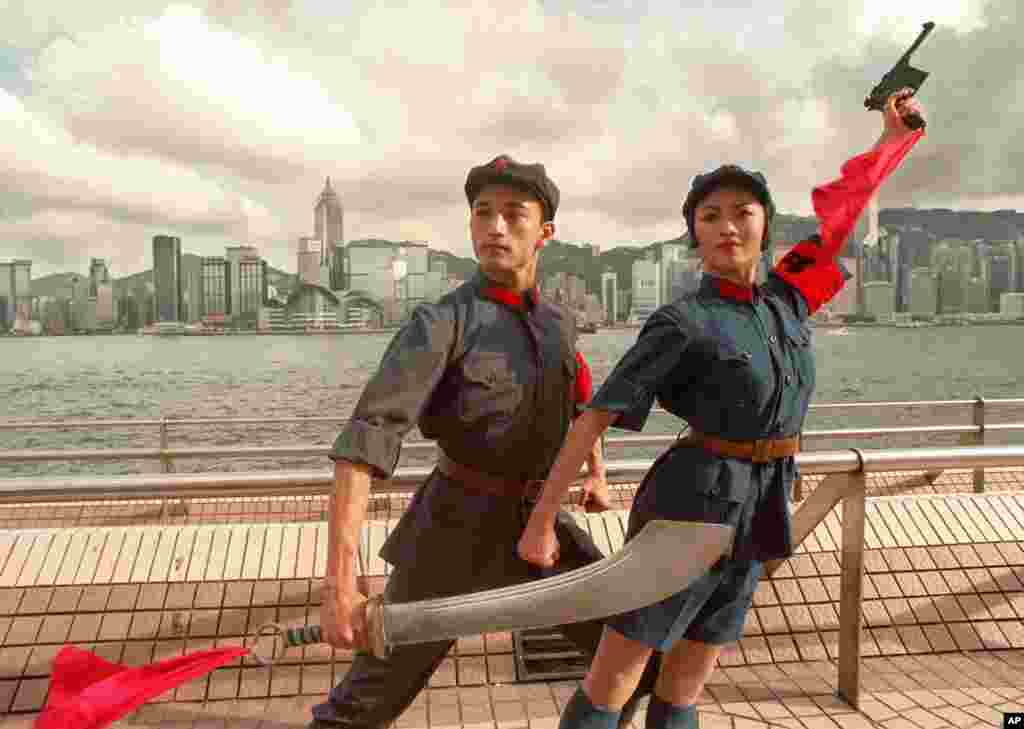 1998年7月21日,中国芭蕾舞演员在香港海边摆拍舞剧《红色娘子军》里的姿势。他们将演出这个舞剧。本图集的读者Bob在留言中写道:“关键在于,这部芭蕾舞剧让人马上想起中国文化大革命,想起江青,如同瓦格纳的音乐对犹太人一样,而且内容上远为低劣。”还有人留言:“ 中国遍地南霸天,而且都姓党。”