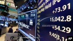 纽约证券交易所大厅的指示牌显示,道琼斯工业指数在5月7日的交易中越过1万5千点大关。