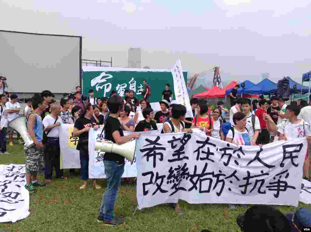 香港学联大专界罢课星期三继续在添马公园举行(美国之音图片/海彦拍摄)