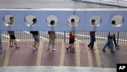 资料照:香港人在投票站排队投票 (2019年)