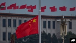 中国武警降下天安门广场的国旗。 (资料照片)