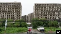 资料照片:北京郊区一个废弃的房地产项目。(2024年7月25日)