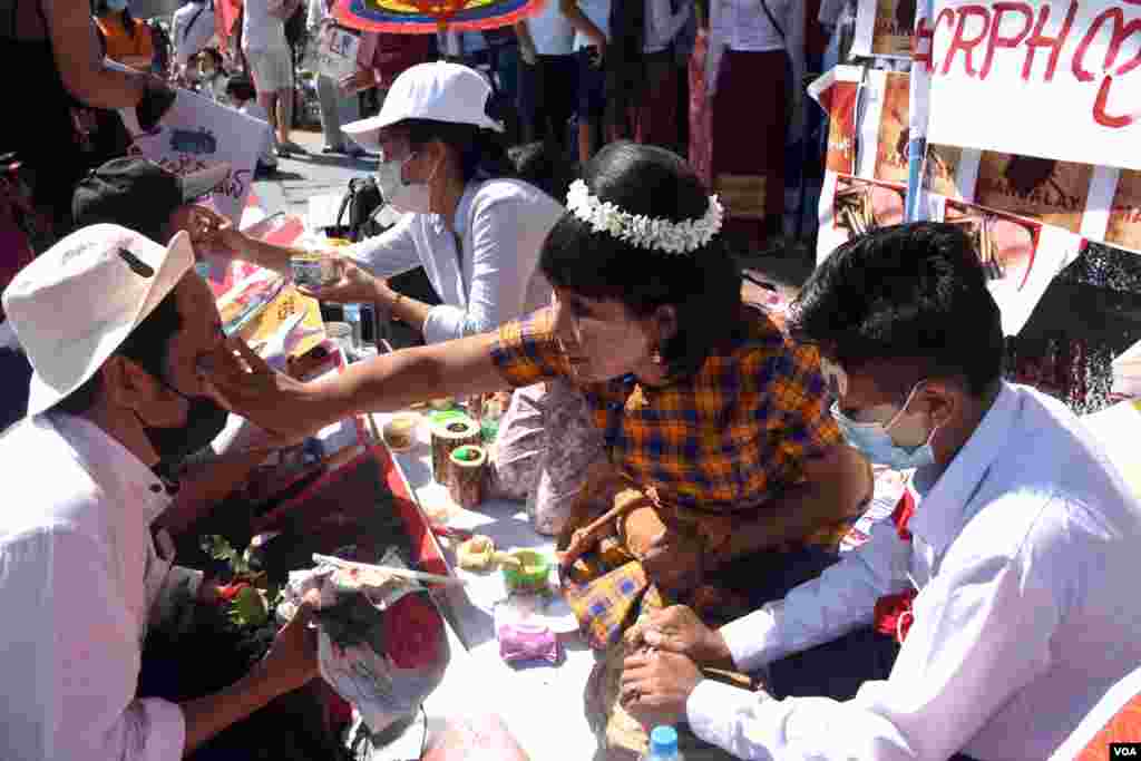 ရန်ကုန်မြို့က သနပ်ခါးတိုက်ပွဲ။ (ဖေဖော်ဝါရီ ၂၅၊ ၂၀၂၁)