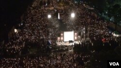 2014年,香港维多利亚公园六四烛光晚会。(VOA视频截图)