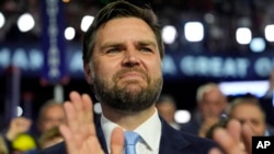 美国共和党副总统候选人,俄亥俄州联邦参议员J.D.万斯(J.D.Vance) 7月15日在密尔沃基的共和党全国代表大会上。