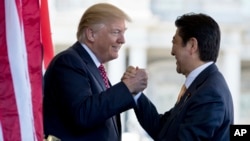 Tổng thống Donald Trump bắt tay Thủ tướng Shinzo Abe tại Tòa Bạch Ốc, ngày 10 tháng 02 năm 2017.
