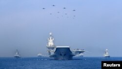 中国海军在南中国海军演展示军舰与战机。(2018年4月12日)