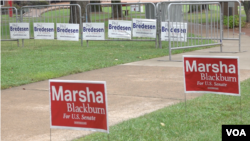 共和党联邦参议员候选人布拉克本和民主党联邦参议员候选人布里德森在田纳西州坎伯兰大学辩论会场前的竞选标志。(美国之音莫干生拍摄)