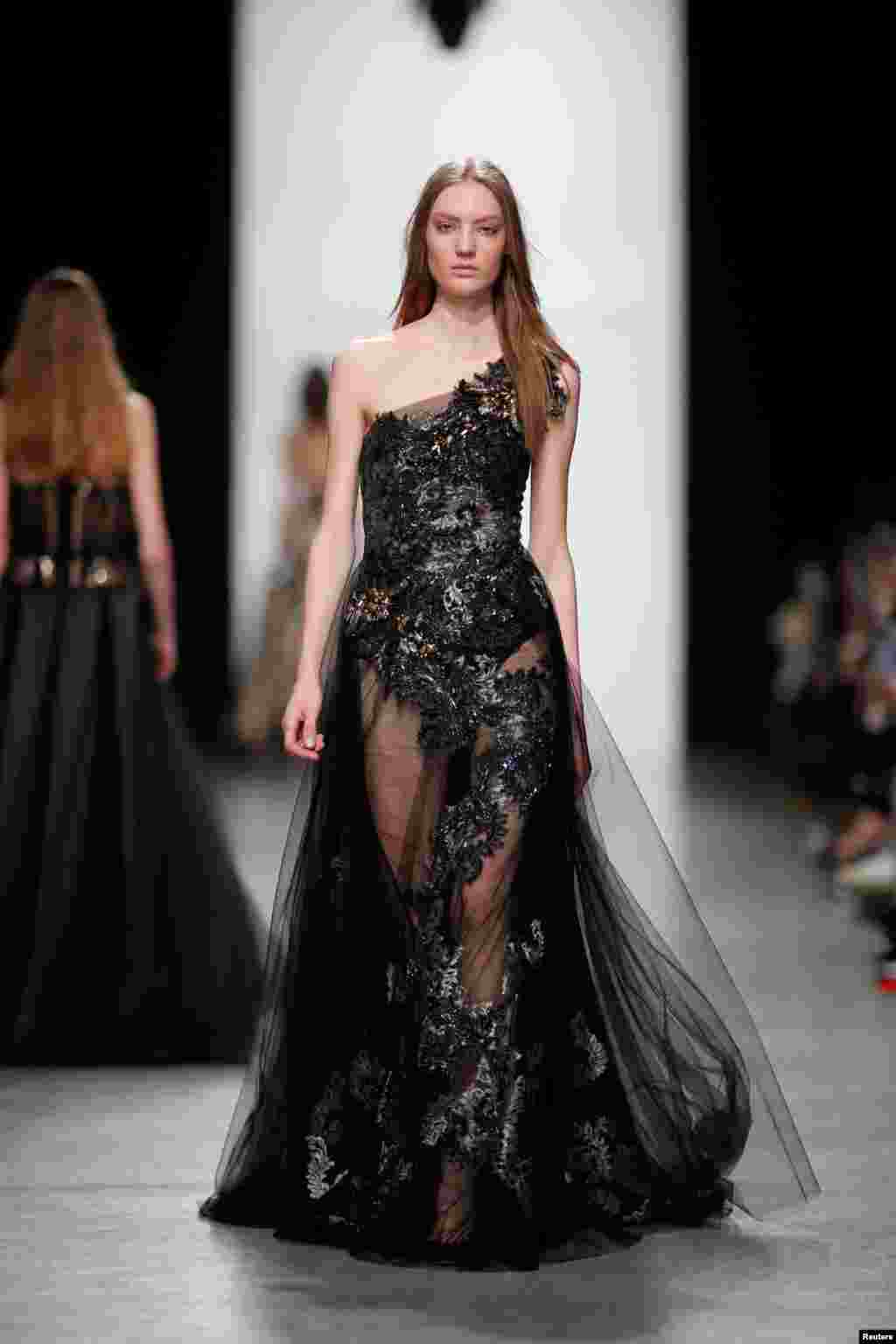 2017年3月6日,在巴黎时装周的一次表演活动中,模特走秀。巴黎号称时装之都。
