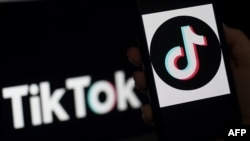 照片插图:一个苹果手机屏幕上显示的社交媒体应用程序TikTok。
