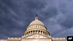 阴影笼罩美国国会大厦的照片。 (资料照片)