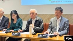 台湾芯片大厂联电的前董事长曹兴诚星期一(11月11日)在台北举行记者会,声称将对中国国台办提出刑事自诉,反制国台办的台独黑名单制裁(美国之音台北特约记者林乃绢拍摄)