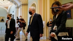 参议院多数党领袖麦康奈尔在表决后离开参议院议事厅。(2020年9月10日)