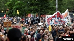 担忧右翼政府崛起的法国民众走上街头表达抗议。（路透社）