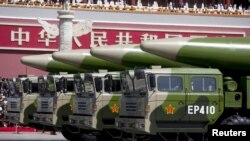 资料照:中国东风26型弹道导弹军车驶过举行纪念二战胜利阅兵式的天安门广场。(2015年9月3日)